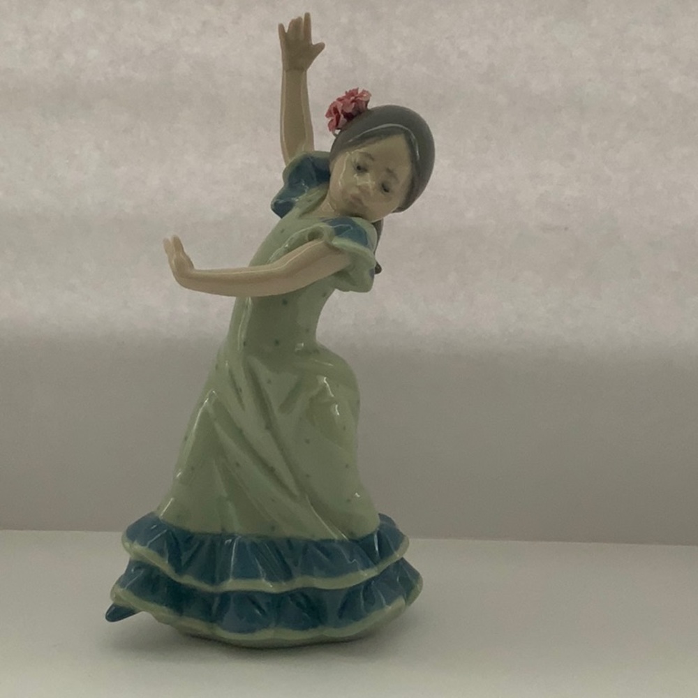 Lladro #5192 Lolita “Bailorita Brazos Arriba”